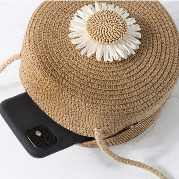 Round Straw Daisy Crossbody - Picture 3 of 4